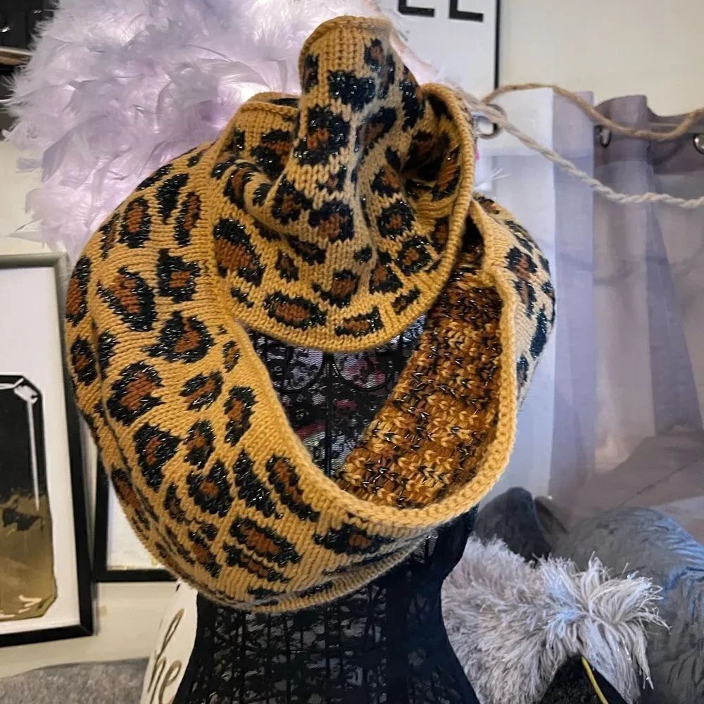 Betsey johnson Leopard /cheetah /animal print knit scarf nwt